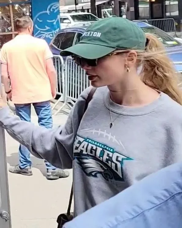 Taylor-Swift-Philadelphia-Eagles-Sweatshirt