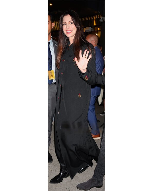 Anne-Hathaway-The-Apprentice-Premiere-Black-Coat3.jpg