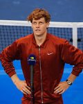 Jannik-Sinner-US-Open-2025-Orange-Nike-Zipper-Jacket.jpg