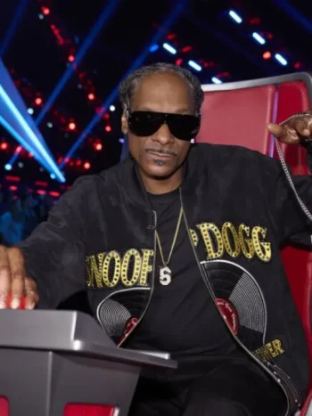 The-Voice-S28-Episode-1-SNOOP-DOGG-Golden-Studded-Lettering-Vinyl-Record-Disc-Print-Black-Zipper-Jacket-510x680