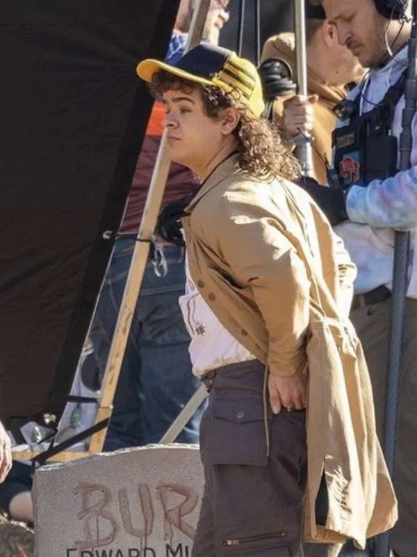 Dustin-Henderson-Stranger-Things-S05-Brown-Jacket1.webp Dustin-Henderson-Stranger-Things-S05-Brown-Jacket1.webp
