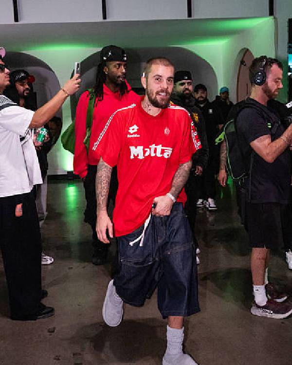 Justin-Bieber-LA-Red-Jersey.jpg Justin-Bieber-LA-Red-Jersey.jpg