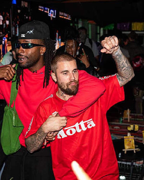 Justin-Bieber-LA-Red-Jersey1.jpg Justin-Bieber-LA-Red-Jersey1.jpg