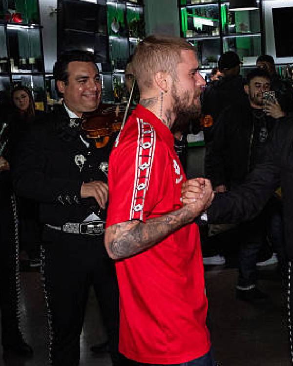 Justin-Bieber-LA-Red-Jersey2.jpg Justin-Bieber-LA-Red-Jersey2.jpg