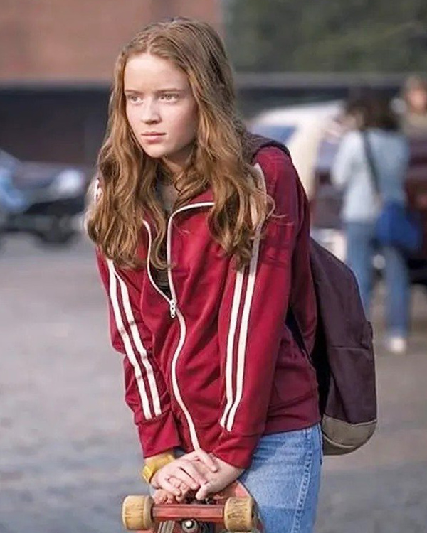 Stranger-Things-S04-Sadie-Sink-Red-Track-Jacket1.jpg Stranger-Things-S04-Sadie-Sink-Red-Track-Jacket1.jpg