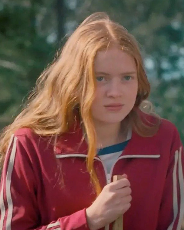 Stranger-Things-S04-Sadie-Sink-Red-Track-Jacket3.jpg Stranger-Things-S04-Sadie-Sink-Red-Track-Jacket3.jpg