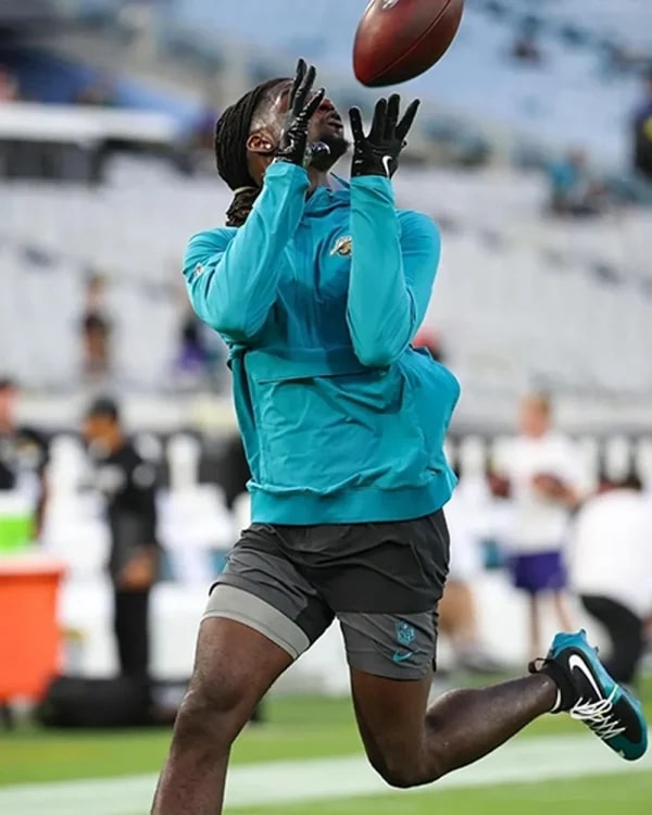 Travis-Hunter-Jaguars-Sideline-Anorak-Jacket2.jpg Travis-Hunter-Jaguars-Sideline-Anorak-Jacket2.jpg