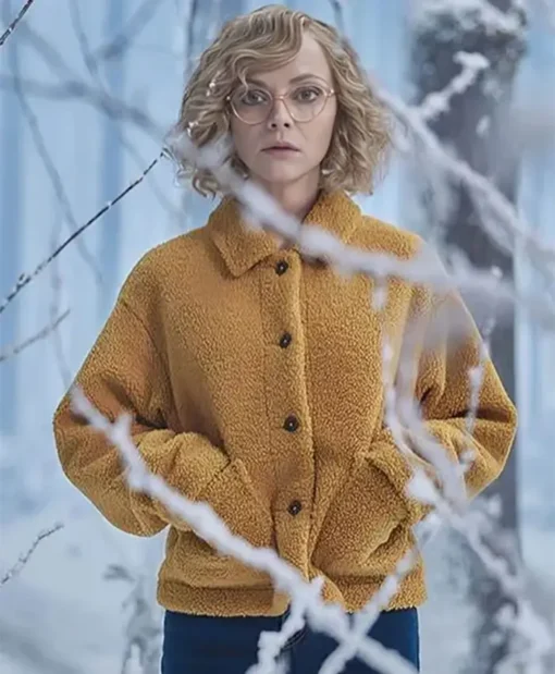 Yellowjackets-S02-Christina-Ricci-Yellow-Jacket.webp Yellowjackets-S02-Christina-Ricci-Yellow-Jacket.webp