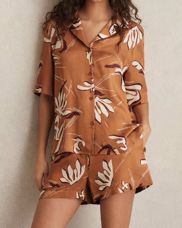 The-Neighborhood-Tichina-Arnold-Orange-Floral-Print-Shirt3.jpg The-Neighborhood-Tichina-Arnold-Orange-Floral-Print-Shirt3.jpg