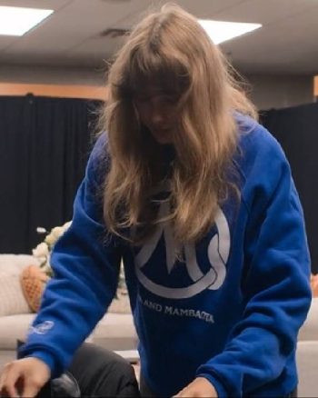 Taylor-Swift-The-End-of-an-Era-S01-Taylor-Swift-Blue-Sweatshirt1.jpg